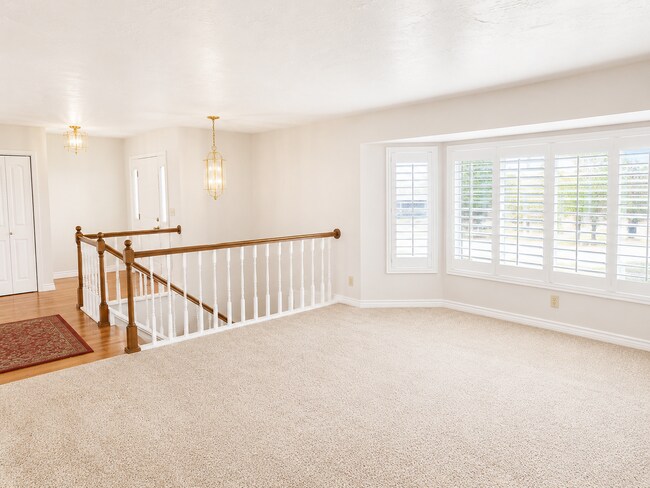 Building Photo - Lovely 6 bedroom home located on a quiet cul-de-sac