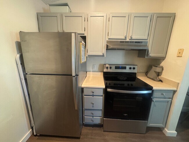 Building Photo - 2 bedroom Condo close to UCCS