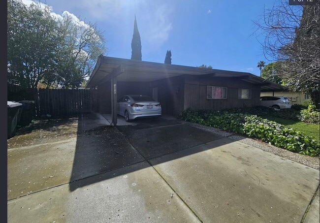 Building Photo - 1016 Drake Dr