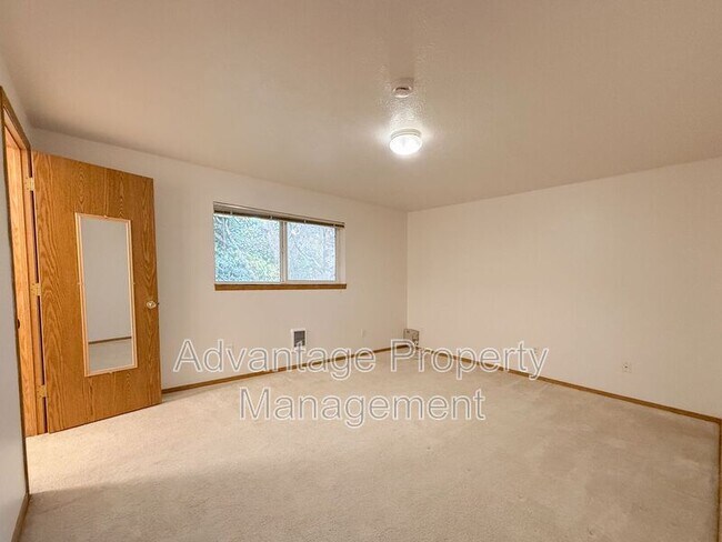 Building Photo - 240 S Monmouth Ave