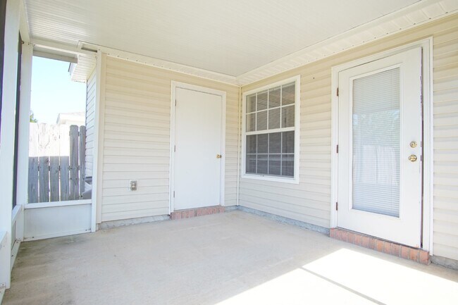 Building Photo - 2BR/1BA Home in Silverthorn – Close to Sho...
