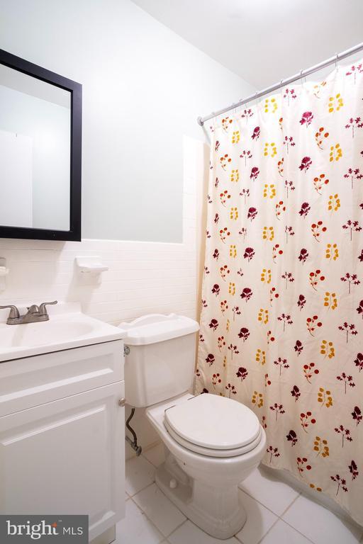 Building Photo - 933 Elm Rd