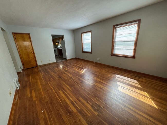 Building Photo - Home Sweet Hardwood: Charming 2 Bed/1 Bath...