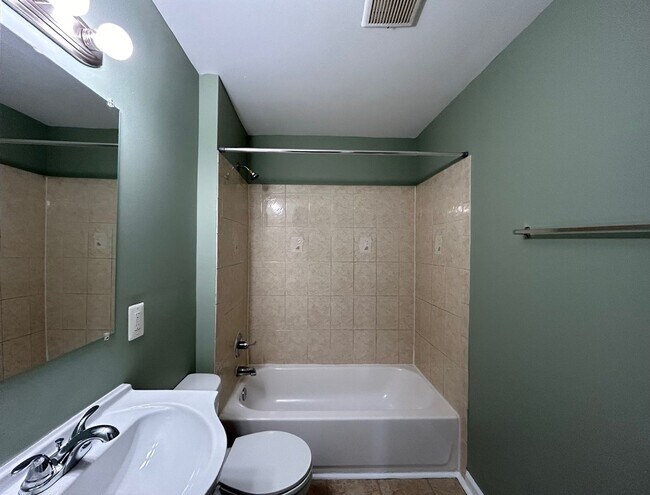 Building Photo - 3 Bedrooms and 1.5 baths Available!