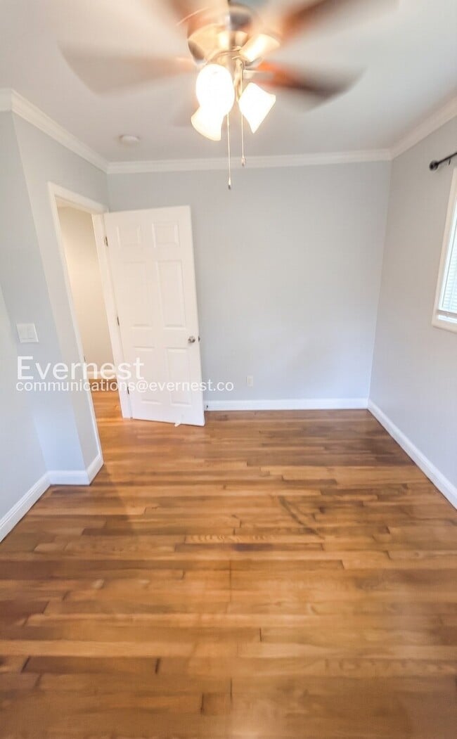 Building Photo - 2 Bed/1 Bath Home with Garage / Available Now!