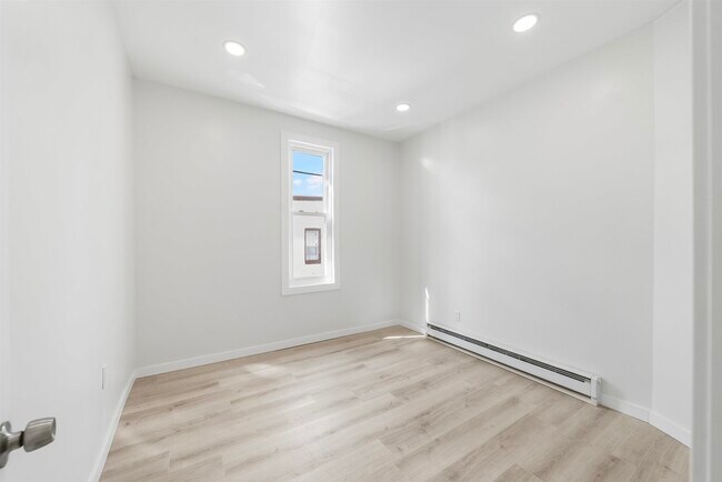 Building Photo - 600 67th St