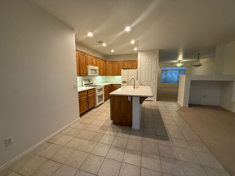 Building Photo - 3472 E Canyon Crest Ave