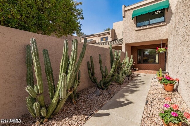 Building Photo - 20 E Redondo Dr