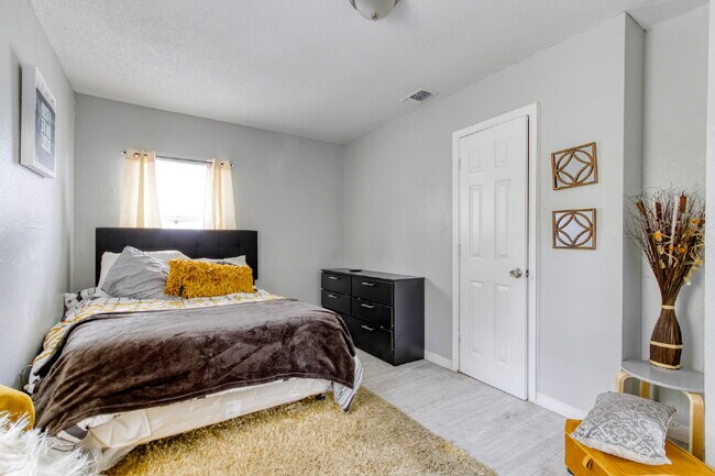 Building Photo - Beautifully Remodeled 3BR Duplex Near Parks, Schools & New Rec Center — Utilities Included. Secti...