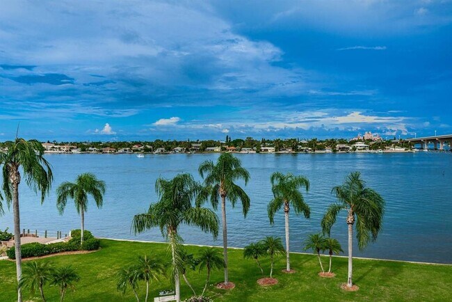 Building Photo - 6001 Bahia Del Mar Cir N