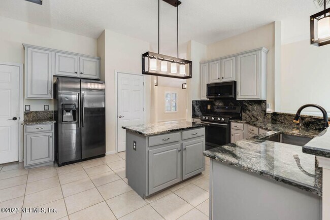Building Photo - 813 W American Eagle Dr