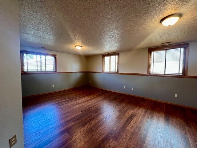 Building Photo - 1028 Park Hill Ct