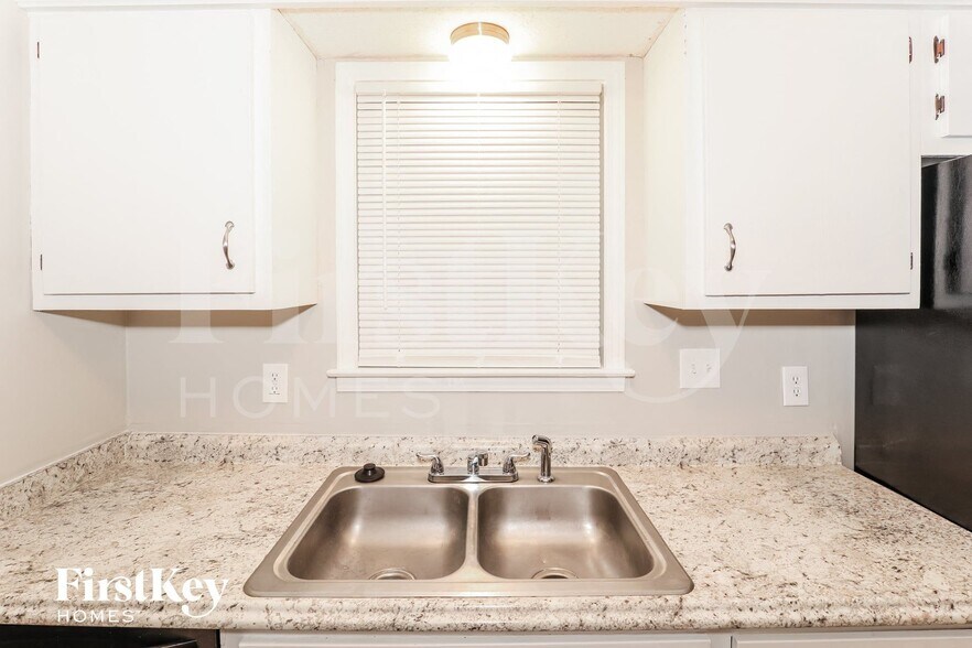 Building Photo - 6901 Aspenhill Dr