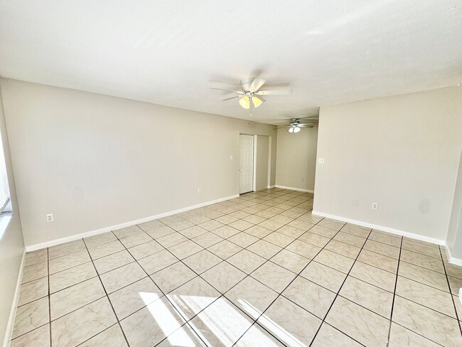 Building Photo - ** BONITA SPRINGS ** 2 BED / 1 BATH ** WES...