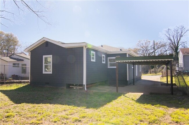 Building Photo - 1138 Moton Ave SW