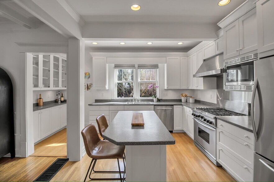 Building Photo - 827 Bird Ave