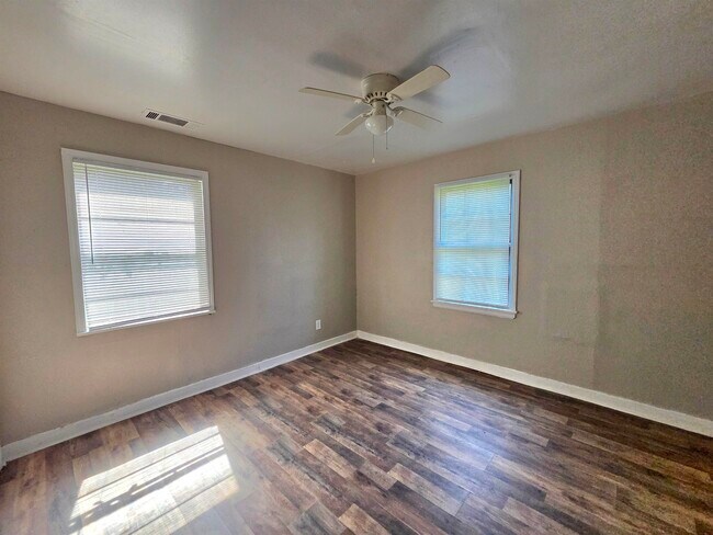 Building Photo - 4047 Chelsea Ave