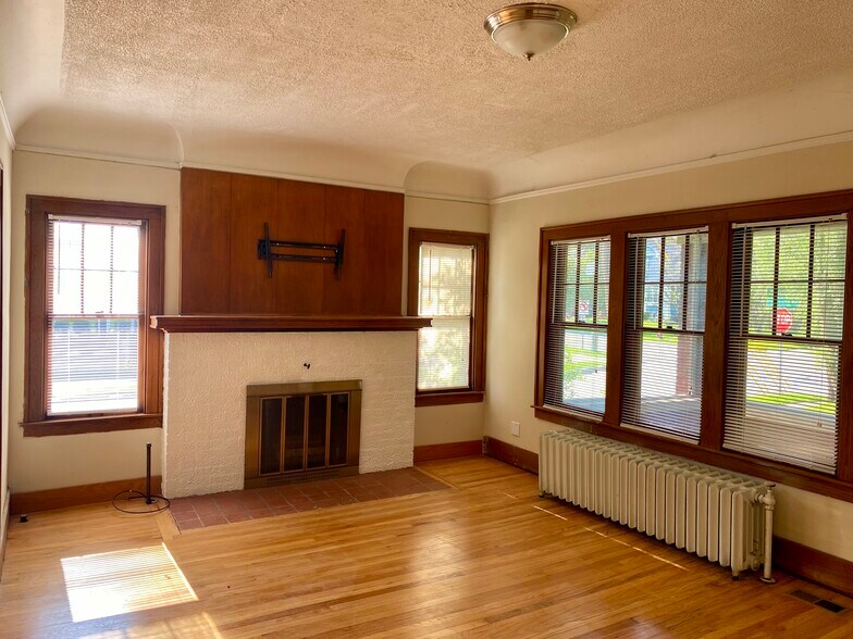 Building Photo - 502 E Lincoln Ave