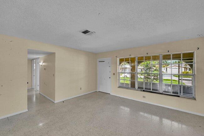 Building Photo - 160 NE Bracken Rd