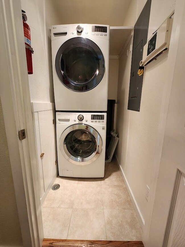 Building Photo - Beautiful Country Townhome!