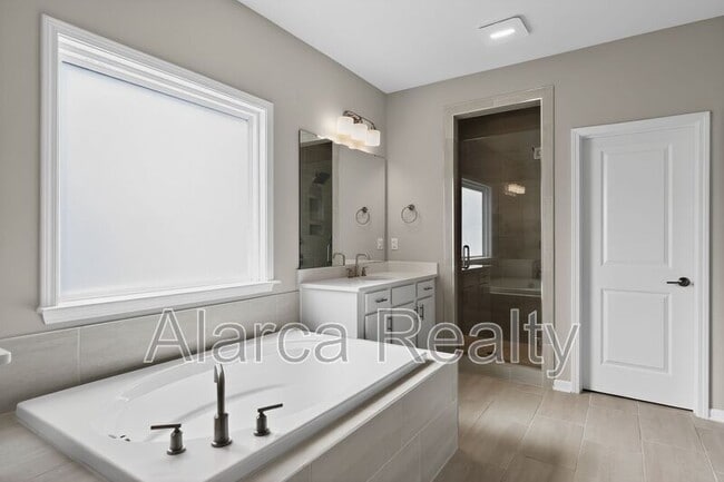 Building Photo - 256 W Waterlynn Rd