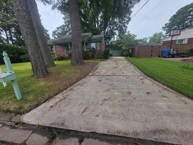 Building Photo - 1003 White Pine Dr