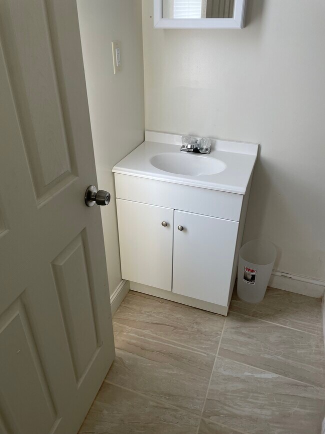 $900 APARTMENT 1F - 5321 Chestnut St