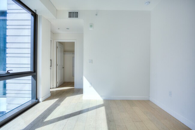 Building Photo - 400 S Broadway