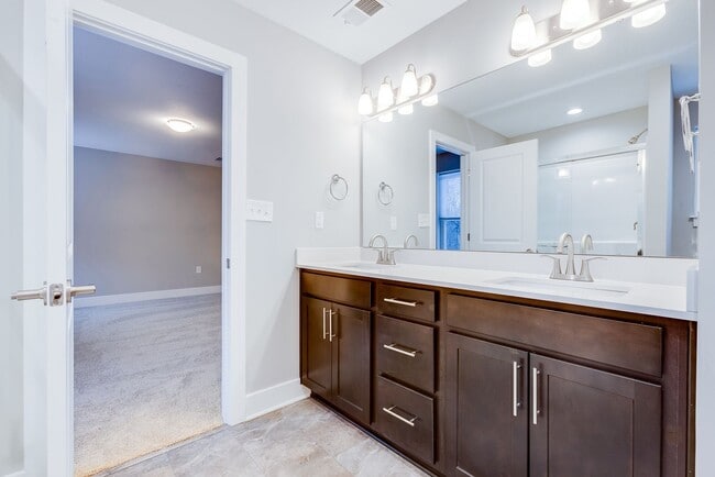 Building Photo - 3 Bedroom End Unit Townhouses in Franklin ...