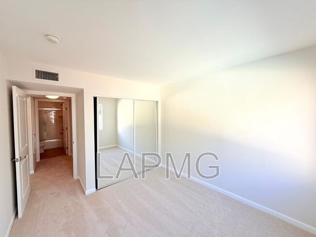 Building Photo - 4702 Fulton Ave