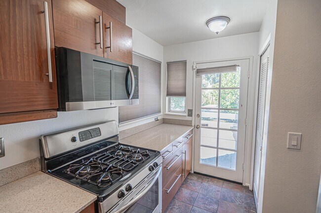 Building Photo - Spacious 1-Bedroom Condo with Loft PLUS Bo...