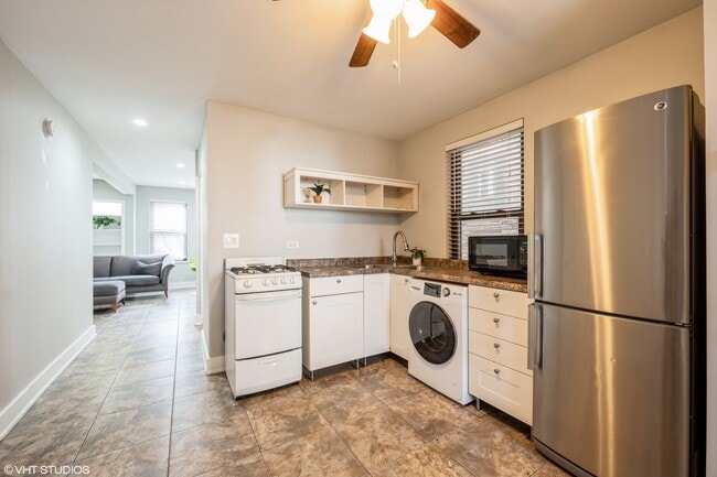 Building Photo - 2116 W Lyndale St