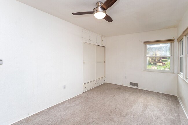 Building Photo - Lovely Downtown Property!
