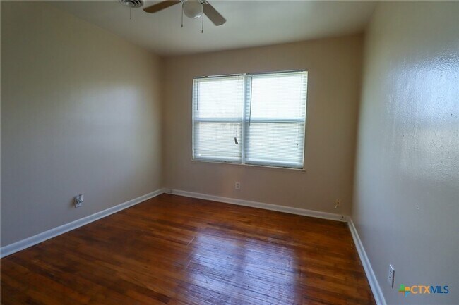 Building Photo - 2701 Hillside Dr