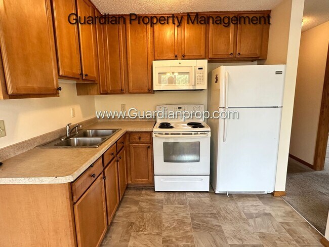 Building Photo - Longfellow Top Floor Apartment, Blocks Fro...