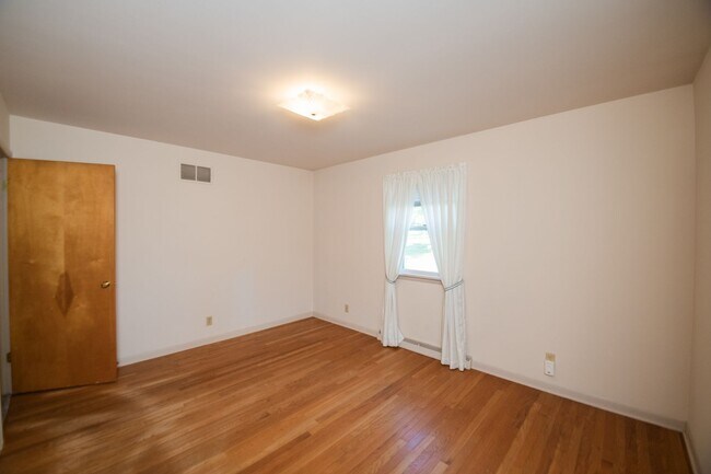 Building Photo - 3 bed 2 bath home in Valparaiso