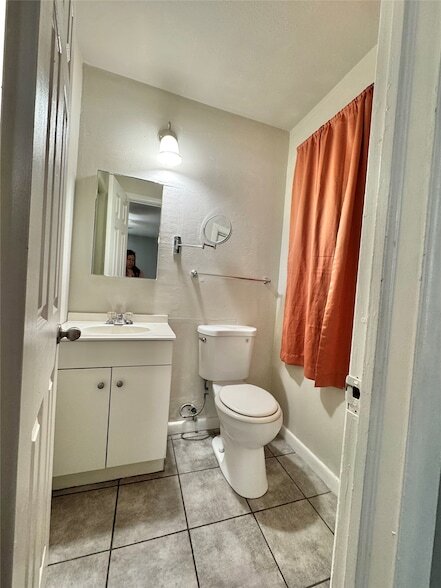 Building Photo - 2104 Hillburn Dr