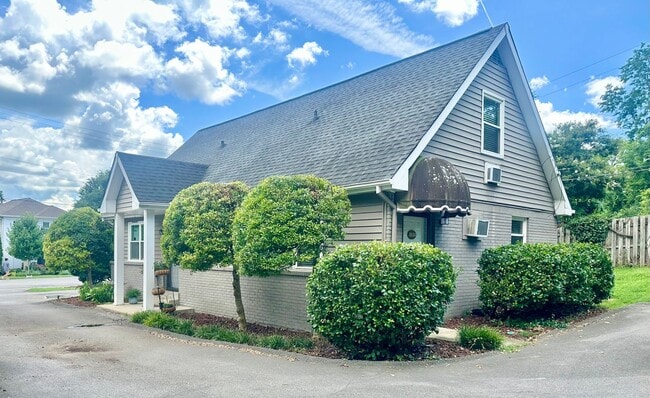 Building Photo - Cozy 2 bedroom Duplex!