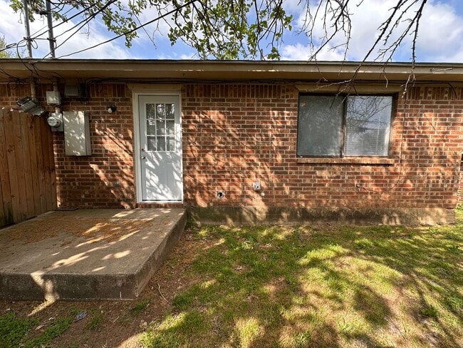 Building Photo - Spacious 3 bedroom, 2 full Bath Duplex Loc...