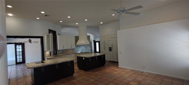 Building Photo - 659 Verona Pl