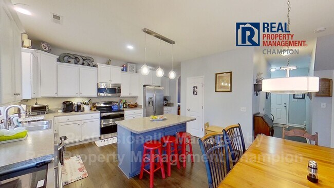 Building Photo - Spacious Executive Home on Friendly Cul-de...