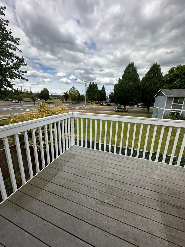 Building Photo - Beautiful downtown Sumner Townhouse Condo with garage. Aug 1.