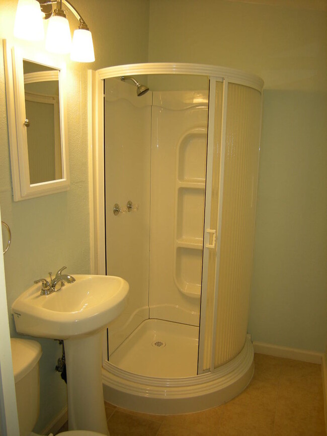 Building Photo - Private In-law unit close to downtown!