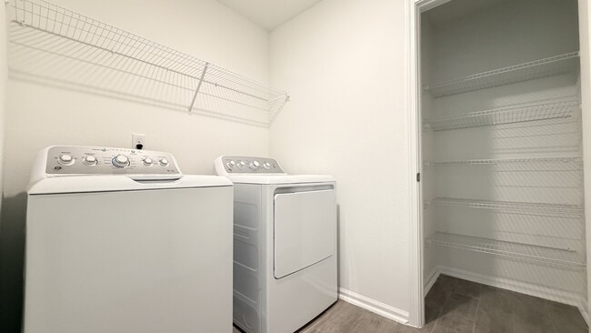 Building Photo - 6039 Oracle Ct