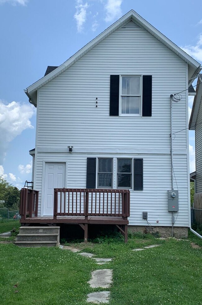 Building Photo - Large 4 bedroom student housing