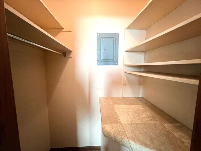 Building Photo - 1 bed 1 bath apartment with LVP flooring