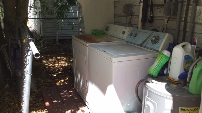 Building Photo - 2 bed + Den 1 bath Single Family House in Bahama Village
