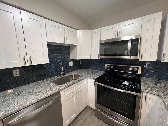 Building Photo - Spacious 2-Bed, 2-Bath Condo in Desirable ...