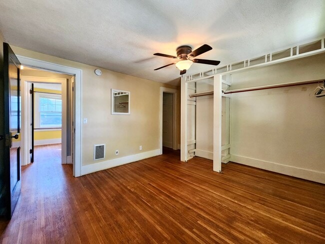 Building Photo - 3 bd 1 ba House | Charlotte | Off street P...