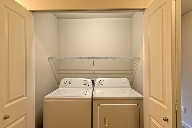 Building Photo - Spacious Townhome Near Silver Lake!